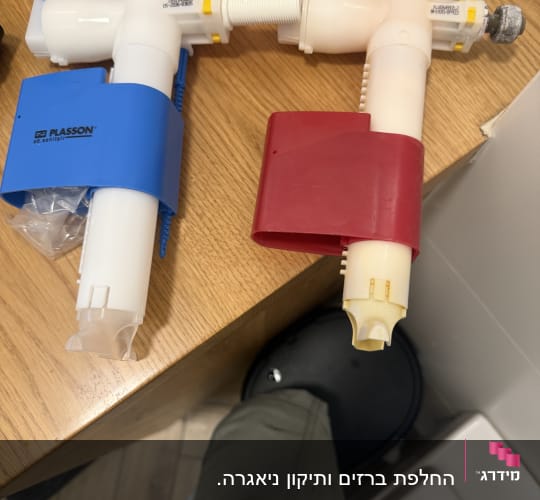 חלקי אינסטלציה על שולחן עץ